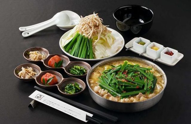 もつ鍋と一品料理を組み合わせたランチセット「博多もつ鍋 やま中」博多店限定で提供開始