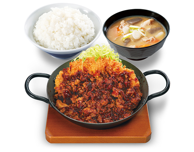 カツ、肉にうまる。全力飯かつや。ボリューム満点「肉あんかけロースカツ丼」新登場