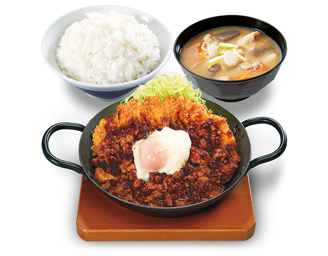 カツ、肉にうまる。全力飯かつや。ボリューム満点「肉あんかけロースカツ丼」新登場