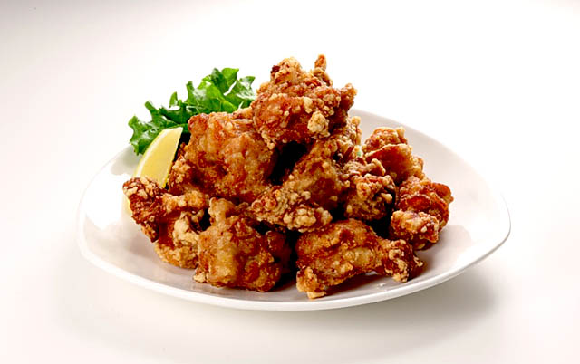 トライアルグループ こはく本舗の看板商品「職人技が光る特製醤油から揚げ」- 西日本スーパー総菜部門で金賞受賞